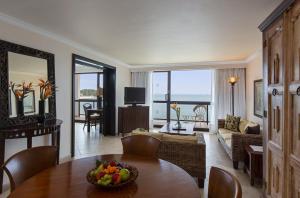 Uma TV ou centro de entretenimento em Dreams Playa Bonita All Inclusive