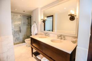 Ein Badezimmer in der Unterkunft The Graham Georgetown