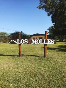 um sinal que lê los mulses em um campo em Posada Los Molles em Colón
