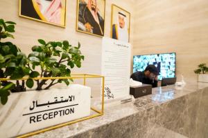 فيفيان بارك للأجنحة الفندقية في الرياض: مكتب استقبال فيه رجل جالس في الكمبيوتر
