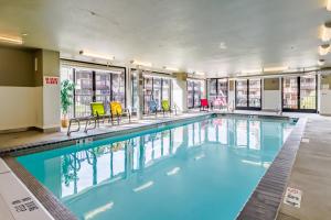 奇蘭的住宿－Chelan Resort Suites: Water Sunset (#303)，大楼内的一个蓝色海水游泳池