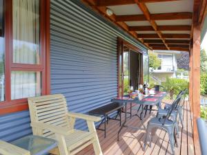 patio con sedie e tavolo su una terrazza di Mokonui Cottage - Te Anau Holiday Home a Te Anau