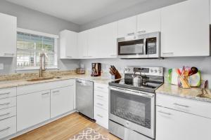 een keuken met witte kasten en roestvrijstalen apparaten bij Palm Boulevard 2403 - Downstairs in Isle of Palms