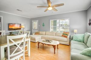 een woonkamer met een bank en een tafel bij Palm Boulevard 2403 - Downstairs in Isle of Palms