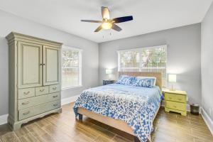 een slaapkamer met een bed en een plafondventilator bij Palm Boulevard 2403 - Downstairs in Isle of Palms