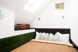 Un pat sau paturi într-o cameră la St. Gellért Square - Minilux Apartman