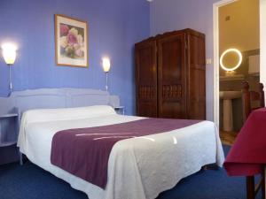 Un pat sau paturi într-o cameră la Hôtel de Provence