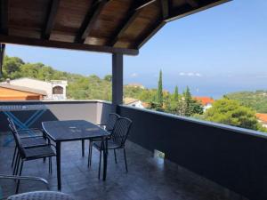 a patio with a table and chairs on a balcony at Lili Murter in Murter
