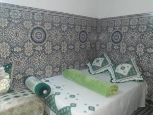 Tempat tidur dalam kamar di Dar Ouassim