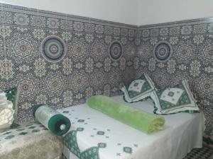 מיטה או מיטות בחדר ב-Dar Ouassim