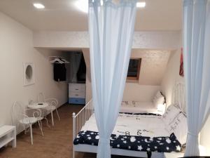 Postel nebo postele na pokoji v ubytování Retro apartment