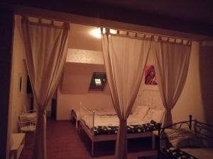 Postel nebo postele na pokoji v ubytování Retro apartment