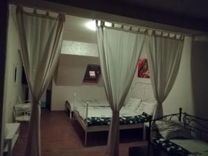 Postel nebo postele na pokoji v ubytování Retro apartment