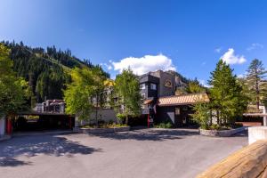 奧林匹克谷的住宿－Red Wolf Lodge at Olympic Valley，一座拥有建筑、树木和山脉的度假胜地