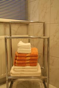 a pile of towels on a towel rack in a bathroom at B&B Korendijk in Zuid-Beijerland