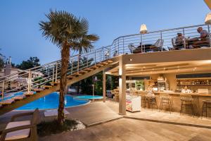 a resort with a bar and a swimming pool at Hotel Potos in Potos