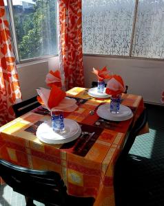 una mesa con dos platos encima en Le Colibri, vue exceptionnelle sur la Soufrière, en Basse-Terre