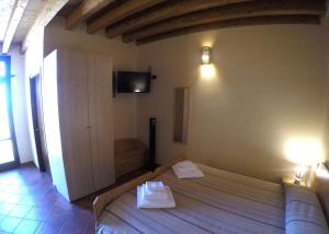 a bedroom with a bed with two white towels on it at Agriturismo Casa Carpanelli in Nonantola