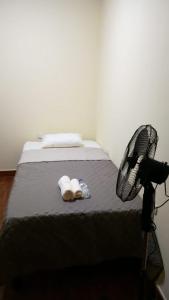 um quarto com uma cama, uma ventoinha e uma câmara em Hospedaje turístico Peruvian Wasi em Lima