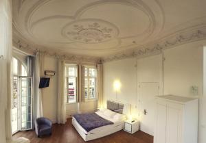 una camera da letto con un letto e un soffitto di Guesthouse Tricana de Aveiro ad Aveiro