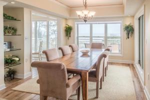 uma sala de jantar com uma mesa de madeira e cadeiras em Hampton Place 6209 em Hilton Head Island