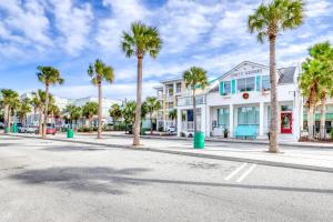 uma rua com palmeiras em frente a casas em Mariner's Walk 8-E em Isle of Palms