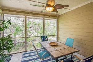 ein Esszimmer mit einem Tisch, Stühlen und einem Fenster in der Unterkunft Fairway Dunes 3 in Isle of Palms