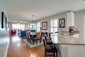 une cuisine et un salon avec une table et des chaises dans l'établissement Ocean Boulevard Villas 101, à Isle of Palms