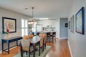une salle à manger et une cuisine avec une table et des chaises dans l'établissement Ocean Boulevard Villas 101, à Isle of Palms 15 autres photos