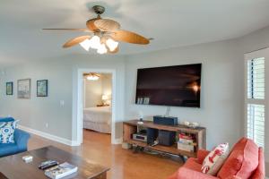 un salon avec une télévision à écran plat et un canapé dans l'établissement Ocean Boulevard Villas 101, à Isle of Palms