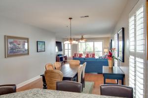 une salle à manger et un salon avec une table et des chaises dans l'établissement Ocean Boulevard Villas 101, à Isle of Palms