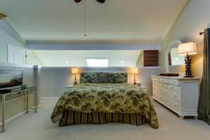 Un dormitorio grande con una cama y una cómoda. en Beach Club 341, en Seabrook Island