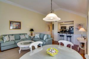 uma sala de estar com um sofá e uma mesa em Pelican Watch 1350 em Seabrook Island