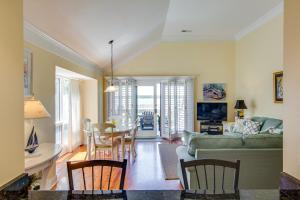 uma sala de estar com um sofá e uma mesa em Pelican Watch 1350 em Seabrook Island
