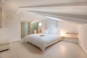 מיטה או מיטות בחדר ב-Traverse Des Artistes