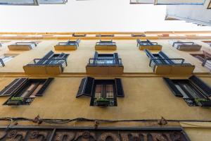 A restaurant or other place to eat at Lazcano & old town by ELE Apartments