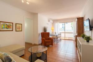 uma sala de estar com um sofá e uma mesa em Virginia Beach & private terrace by ELE Apartments em Málaga