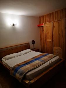 Giường trong phòng chung tại Aosta MaisonGnémaz