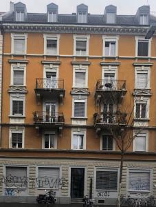 an apartment building with graffiti on the side of it at Homestay Zürich HB Room in Zurich