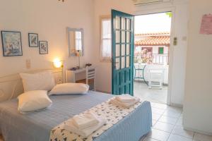 A bed or beds in a room at Violetta Apartments