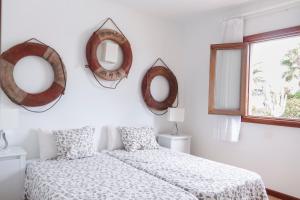 a bedroom with two beds and mirrors on the wall at B13-Dúplex luminoso+ piscina a 150 m del mar in Charco del Palo
