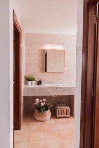 a bathroom with a sink and a mirror at B13-Dúplex luminoso+ piscina a 150 m del mar in Charco del Palo +30 photos