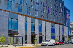 un edificio azul con coches estacionados frente a él en Q21 Condos en Portland