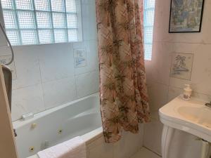 Bilik mandi di Aileen Palm Cove Ja