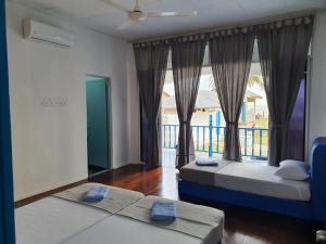 Llit o llits en una habitació de ALA Beach Lodge - Ketapang Homestay
