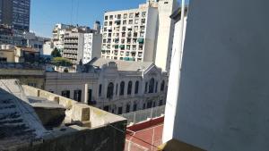 布宜諾斯艾利斯的住宿－Esmeralda y Av Córdoba Microcentro，享有城市和高楼的景色