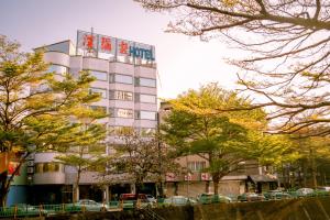 wysoki budynek z znakiem na górze w obiekcie Hamilton Hotel w mieście Taizhong