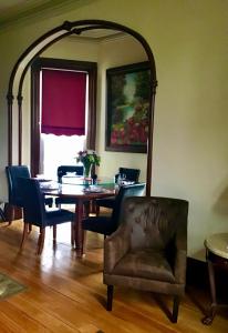 uma sala de jantar com uma mesa e uma cadeira em Tillinghast Manor Bed & Brunch em Ovid