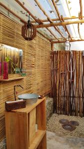 baño con lavabo en una encimera de madera en El Búho Glamping Bacalar en Bacalar