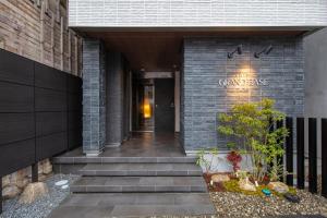 una escalera que conduce a la entrada de un edificio en GRAND BASE Takamatsu, en Takamatsu